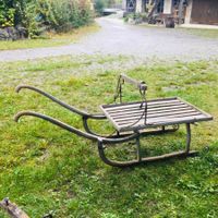 Antiker grosser Schlitten, aus Holz mit Metallbeschlägen