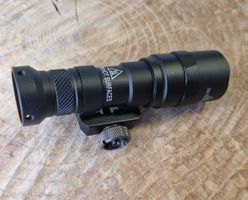 Taktische LED Taschenlampe mit Montage