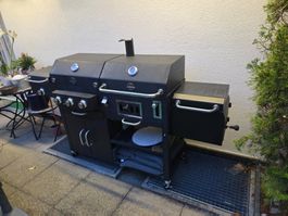 Gasgrill mit Smoker