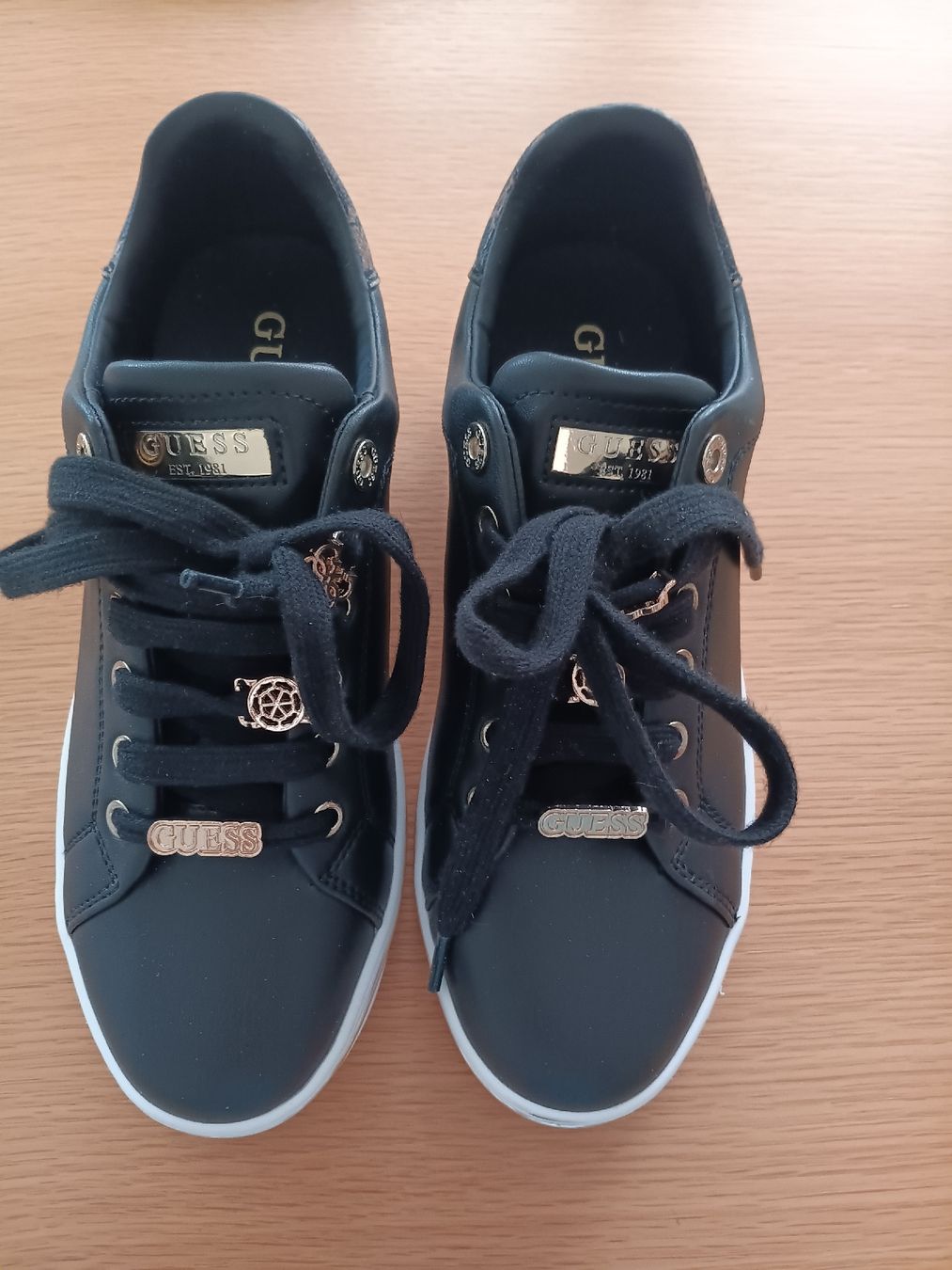 Guess Scarpe da donna: wunderschöne neue guess sneakers – Nuovo e nell'imballaggio originale da Stansstad venduto da leoni66