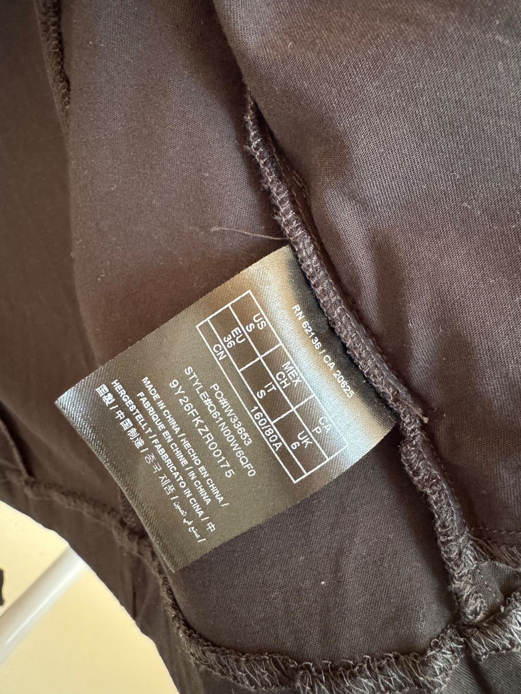 Guess Giacche: Schwarze Jacke von Guess, Grösse S. – Usato da Gommiswald venduto da Aloha.Spirit 6