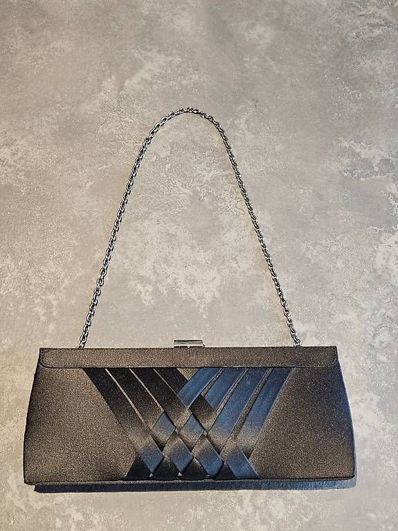 Taschen für Damen: Schwarze Satin Clutch – Gebraucht aus Reichenburg von Rednim1987
