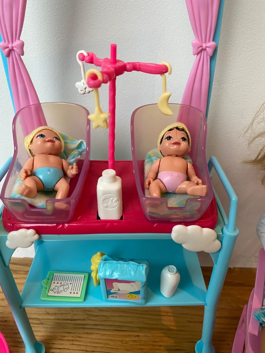 Bambole: Barbie Ärztin mit Säuglingen – Usato da Baar venduto da mathilda123 1