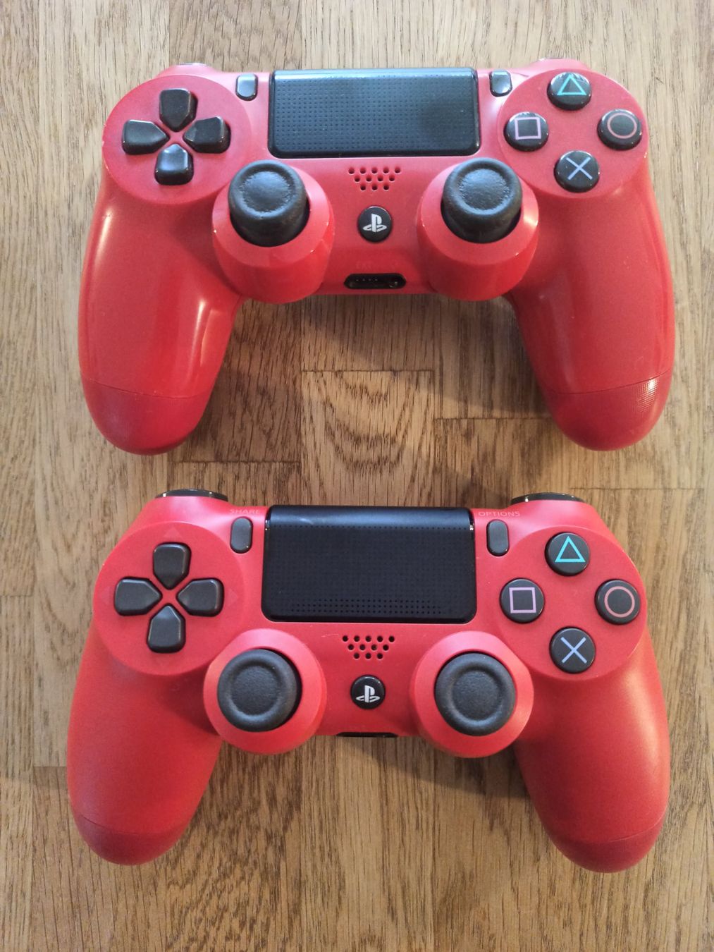 Controller: 2 x Original Controller Sony PS4 Wireless DualShock 4 V2 rot – Usato da Oberweningen venduto da mar_87mx