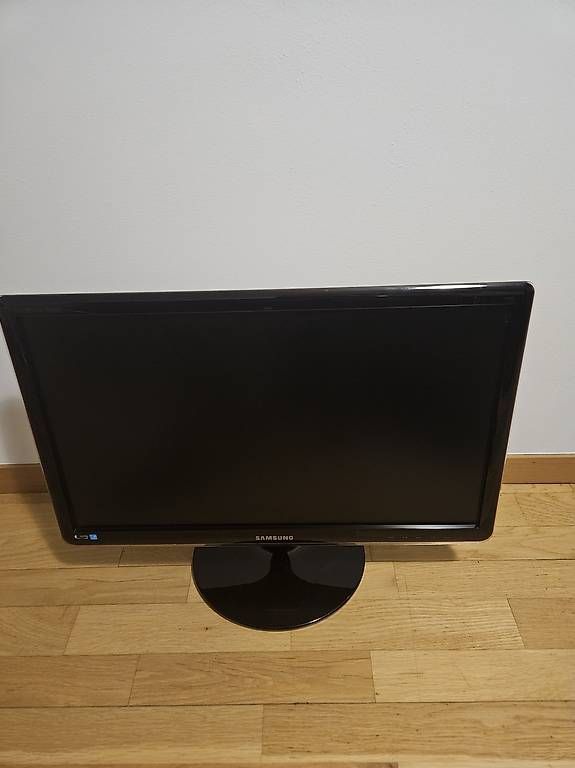 Samsung Monitor: Écran Samsung 24 pouces LS24A350 – Usato da Monthey venduto da darkmine