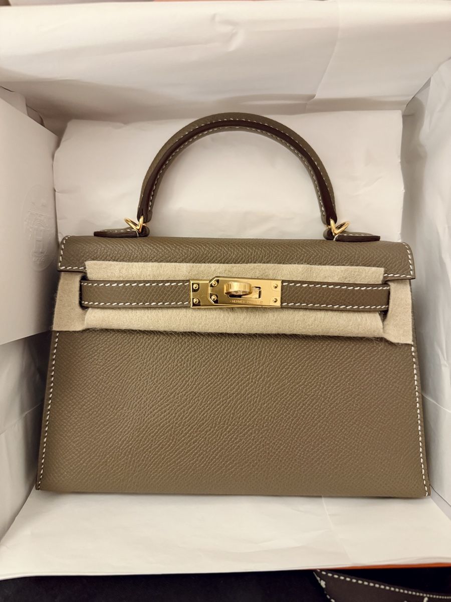 Hermès Taschen für Damen: Hermès Mini Kelly 20, Étoupe, Epsom, Gold Hardware – Neu und originalverpackt aus Genève von Sally_LuxxyGeneva 3