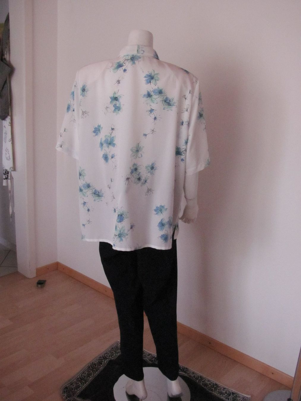 Camicette: Sommerliche Damenbluse mit Blumenmuster, Grösse 48 – Usato da Gümligen venduto da Fantapanda 3