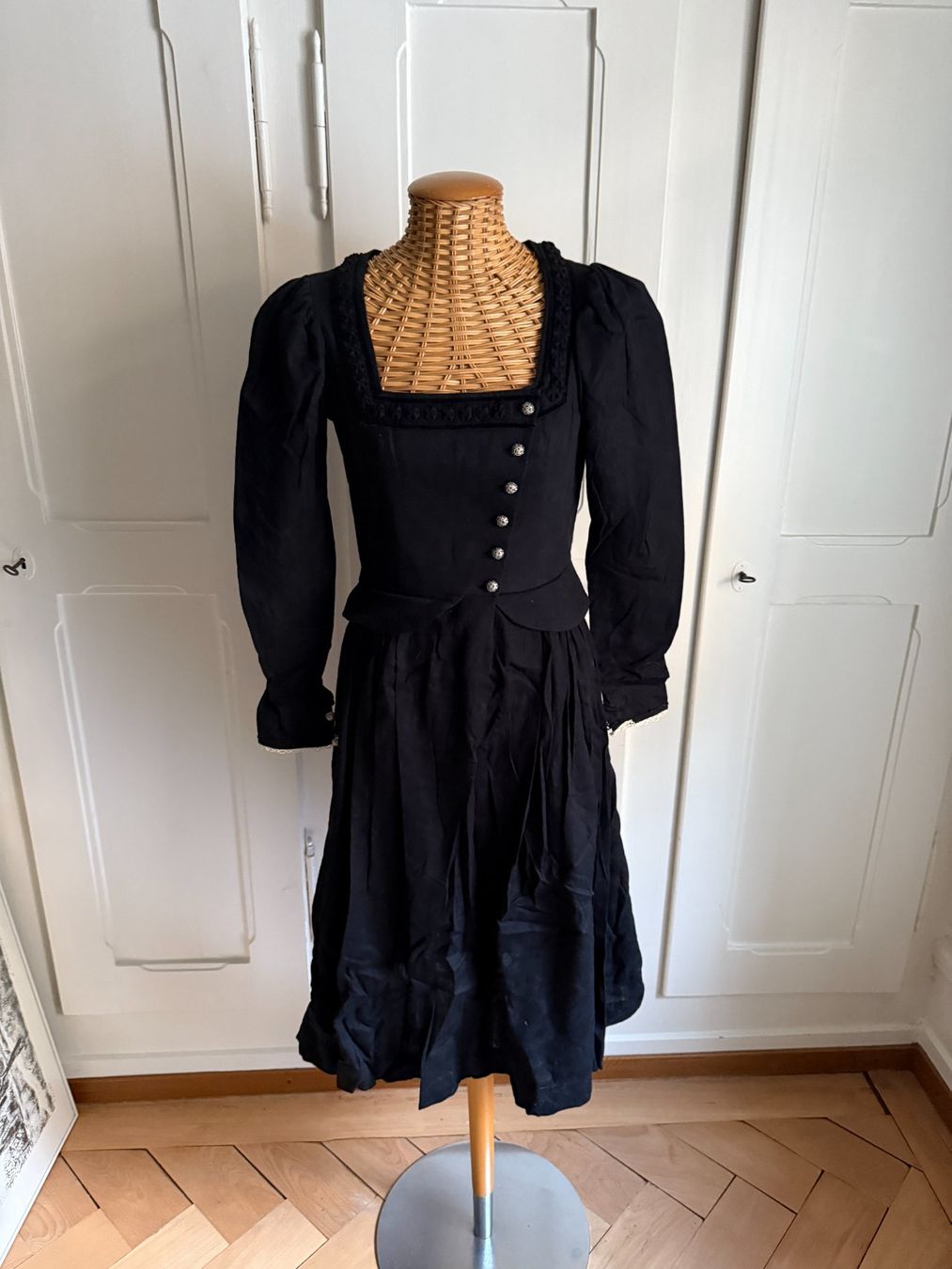 Vestiti: CHIEMSEER DIRNDL & TRACHT - Dirndl schwarz M – Usato da Zürich venduto da Diazaio 4