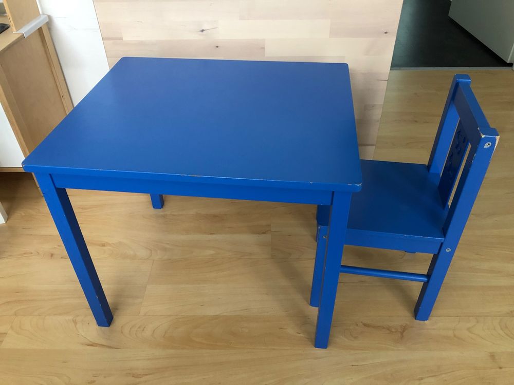 Kindertisch mit zwei Stühlen blau Kaufen auf Ricardo