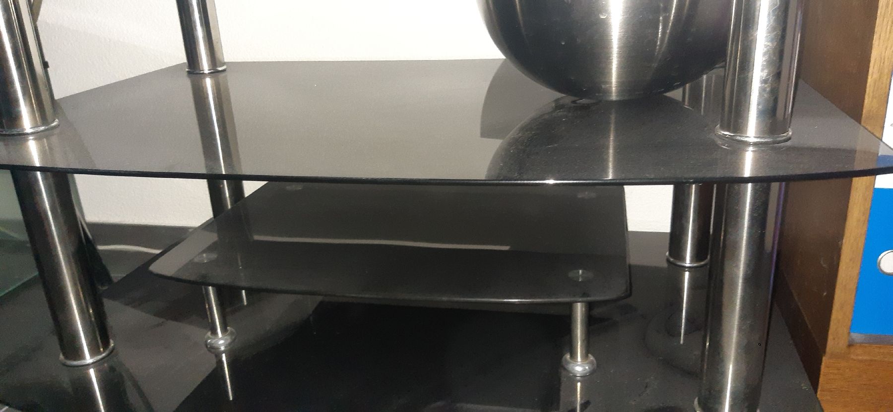 Mobili TV: TV-Glas-Beistelltisch mit Chromgestell. – Usato da Richterswil venduto da ADIACE010 1