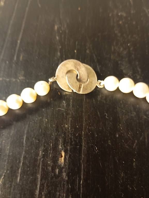 Ketten: Elegante Perlenkette mit silbernen Details 925 – Gebraucht aus Basel von Petergunn 1