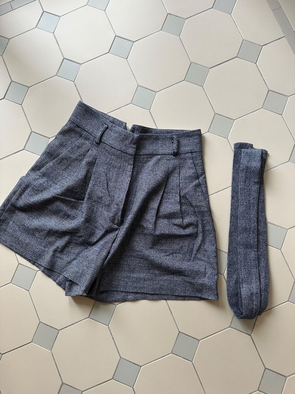 Hosen: Tara Jarmon Short – Gebraucht aus Zürich von aow_8p7m