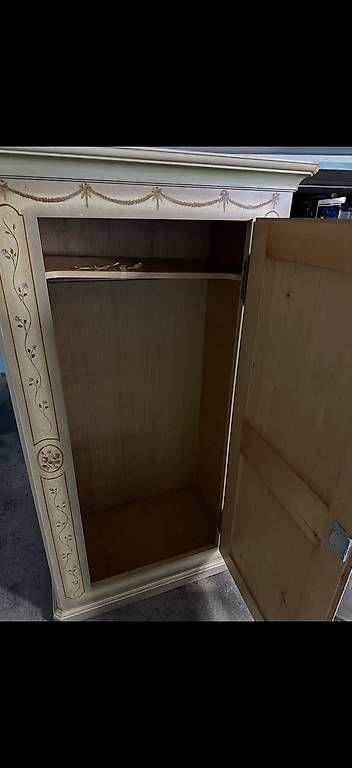 Armadi: Alter Schrank mit malerei  – Usato da Zürich venduto da avr_7vp7 4