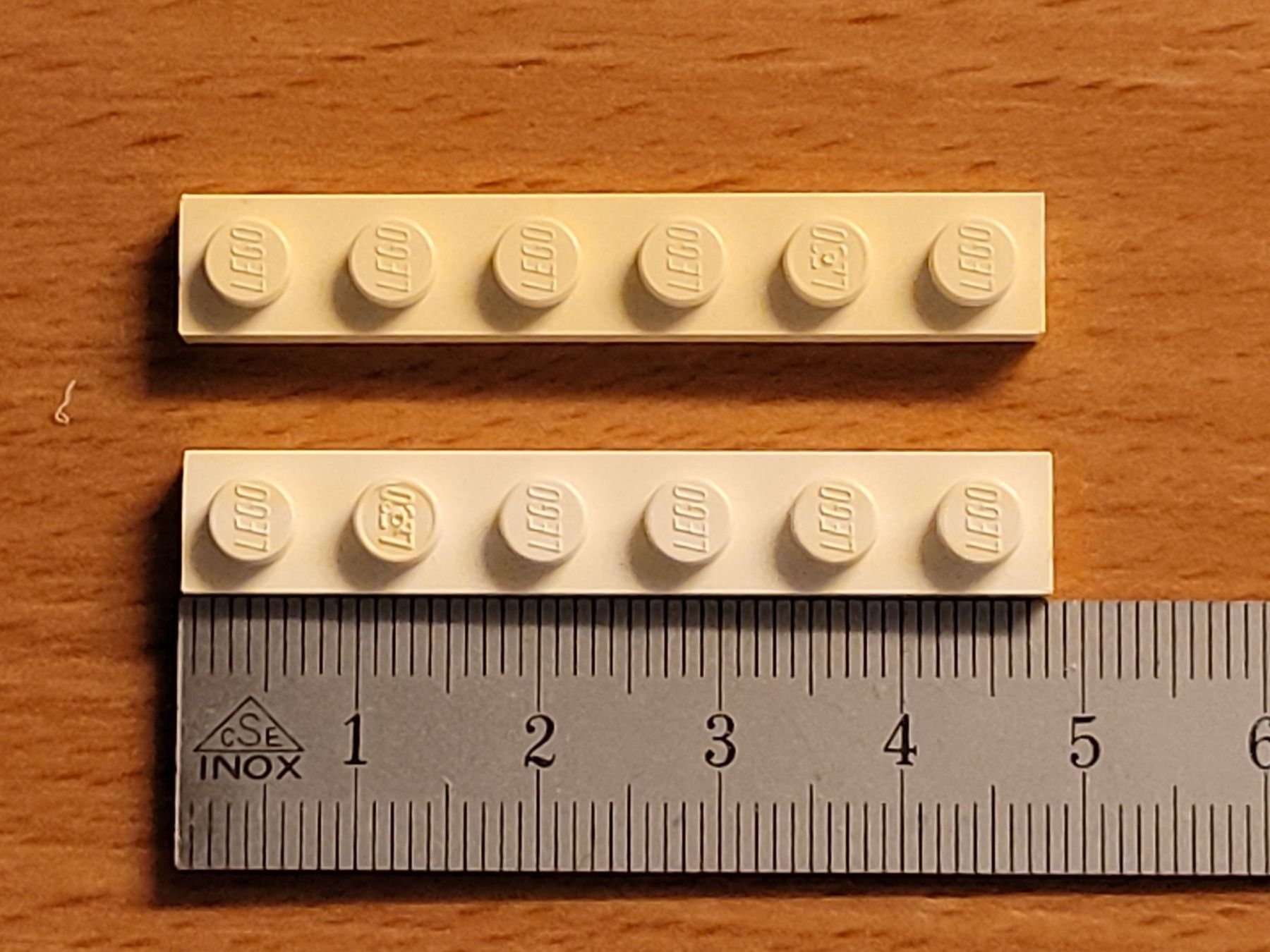 Lego Kit di costruzioni: Lego - 2 pièces blanches plates à 6 tenons – Usato da Payerne venduto da tintin08 3