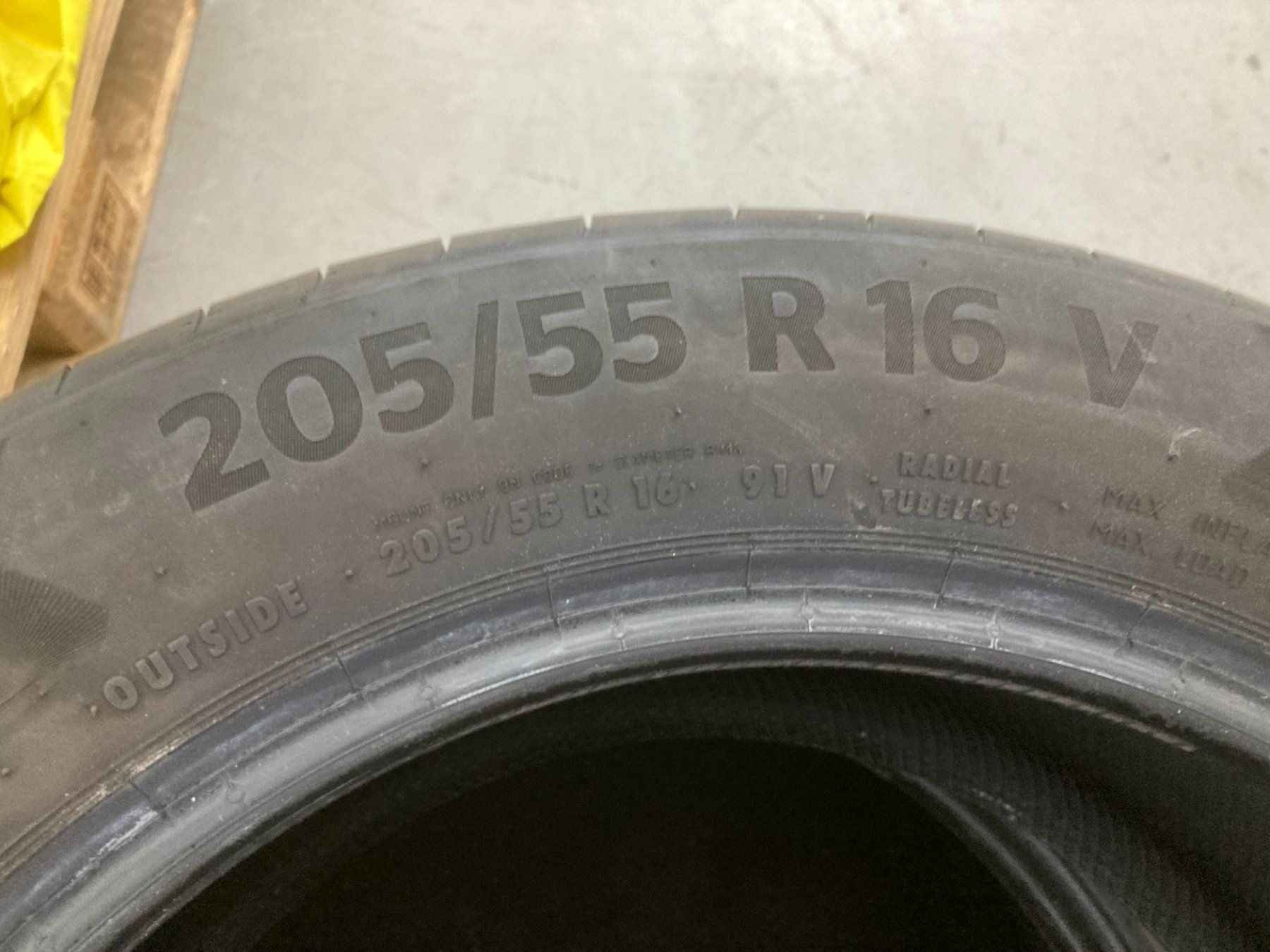 Continental Pneus & Kompletträder: 205/55R16 Sommerpneu Continental – Gebraucht aus Cham von WB2223 1