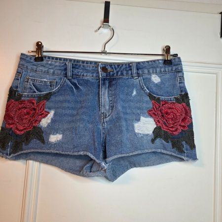 FB Sister Denim Hot Pants M/L Rosen Stickerei Destroyed