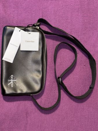 Calvin-Klein-Umhängetasche – brandneu, mit Etiketten!
