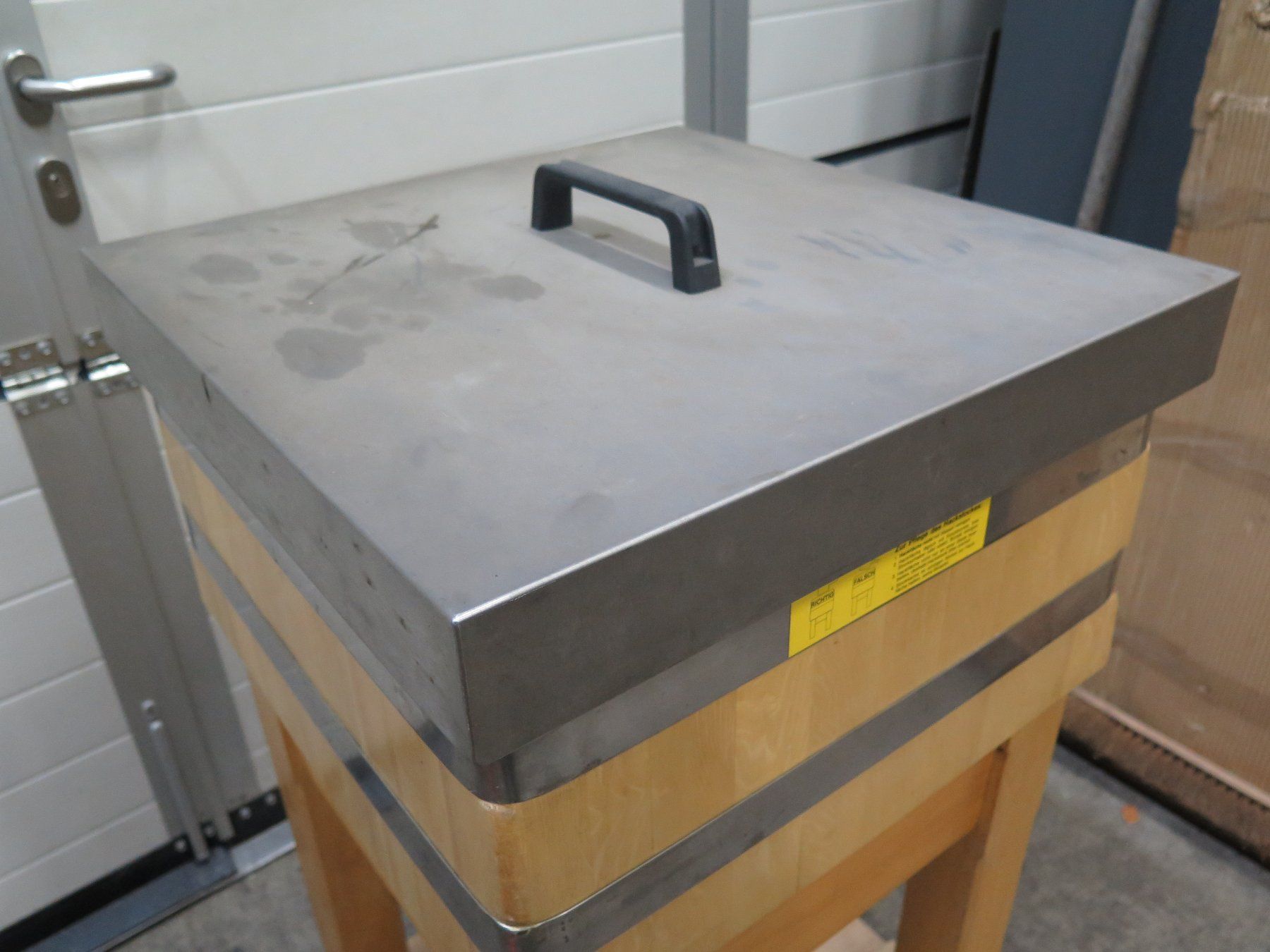 Elettrodomestici da cucina: Gewerbe Fleisch Hackplock mit Abdeckung aus Chromstahl – Usato da Rümligen venduto da StefanDerendinger 5