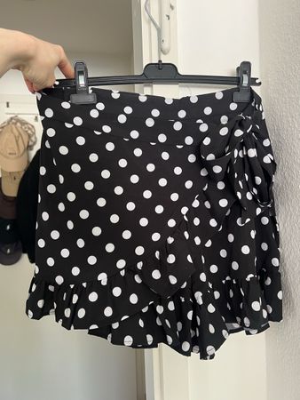 Schwarzer Minirock mit Pünktchen, skort hosenrock sommer