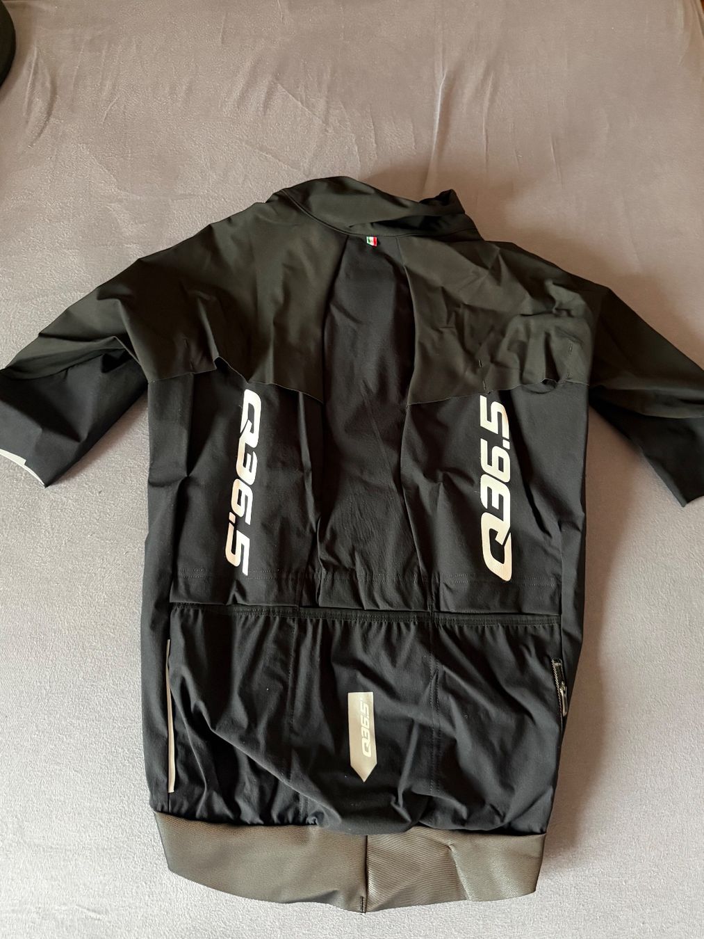 Leibchen & Hosen: Q36.5 Bat Shell Short Sleeves Black Neu – Neu und originalverpackt aus Weiningen TG von Cycling02 1
