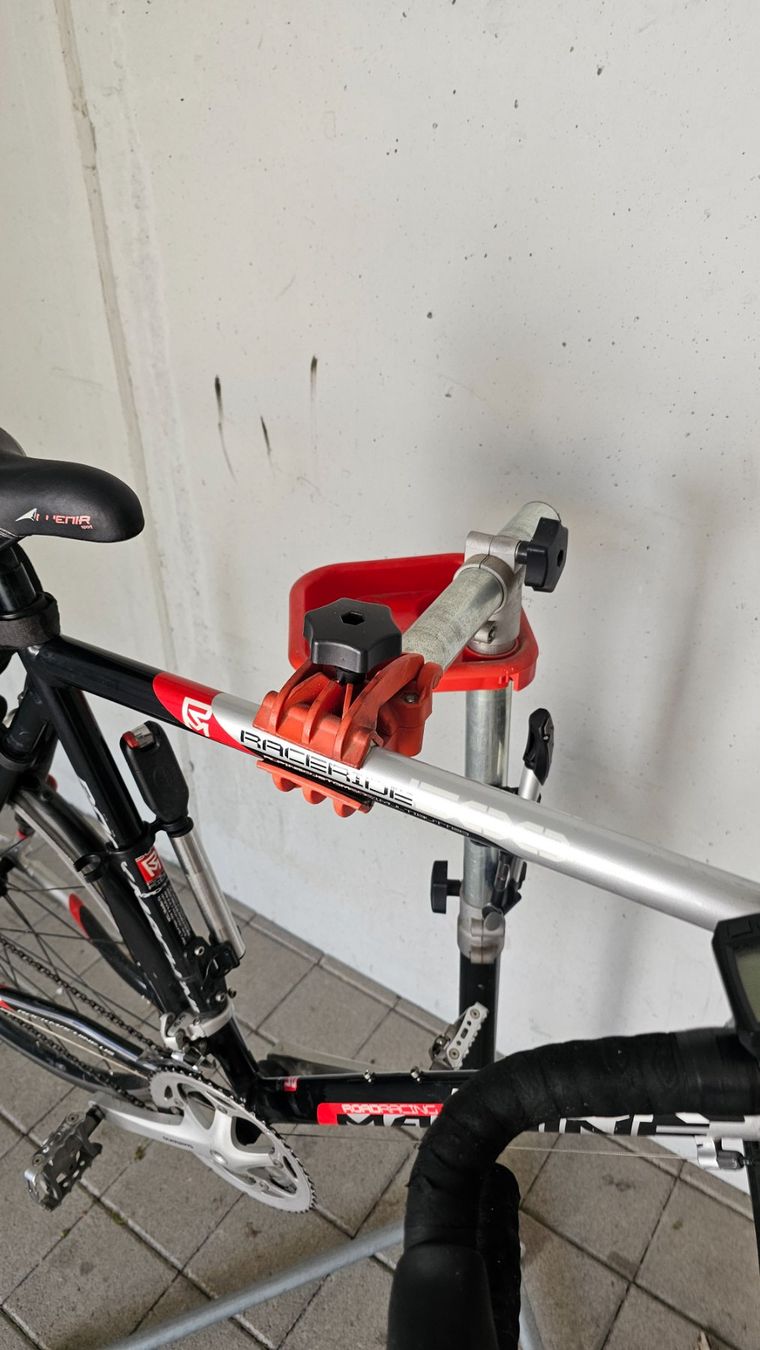 Veloständer: Fahrradreparaturständer mit V-förmiger Basis – Gebraucht aus Küssnacht am Rigi von delanyc 4