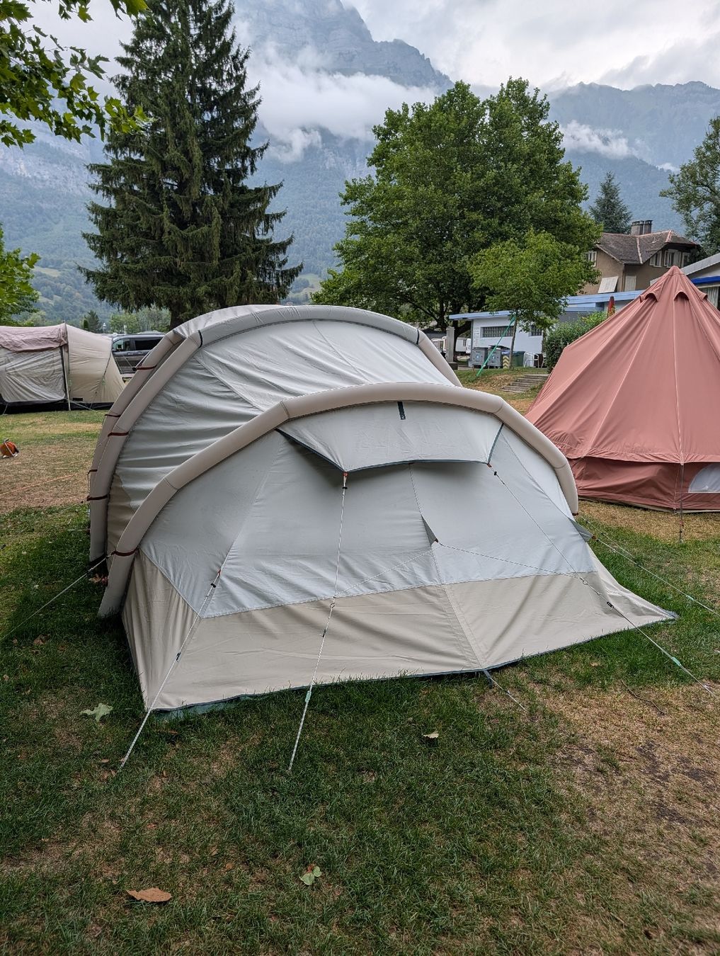 Decathlon Tende : Quechua Airseconds 4.1 fresh&black – Usato da Heiligkreuz (Mels) venduto da stolzesbuebemami 4