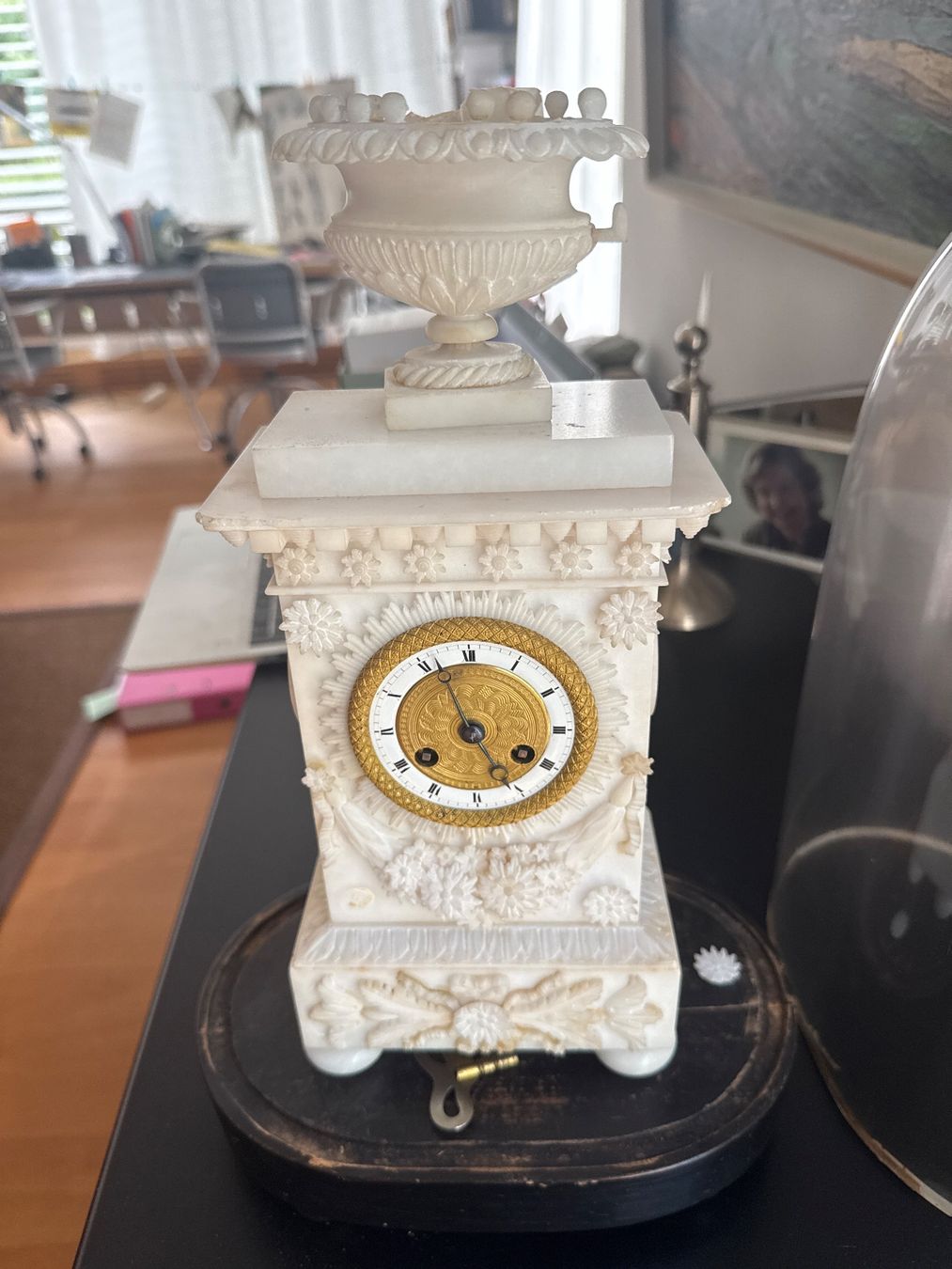 Orologi da terra & Orologi da parete: Antike Uhr aus Alabaster mit Glasglocke – Difettoso da Zürich venduto da M__p