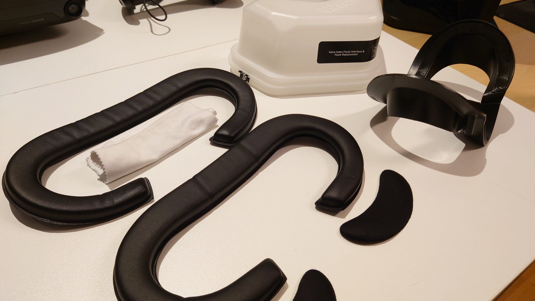 Valve Casco VR: Valve Index Steam VR Headset mit Controller & Basestations – Usato da Volketswil venduto da thedmo_seller 4