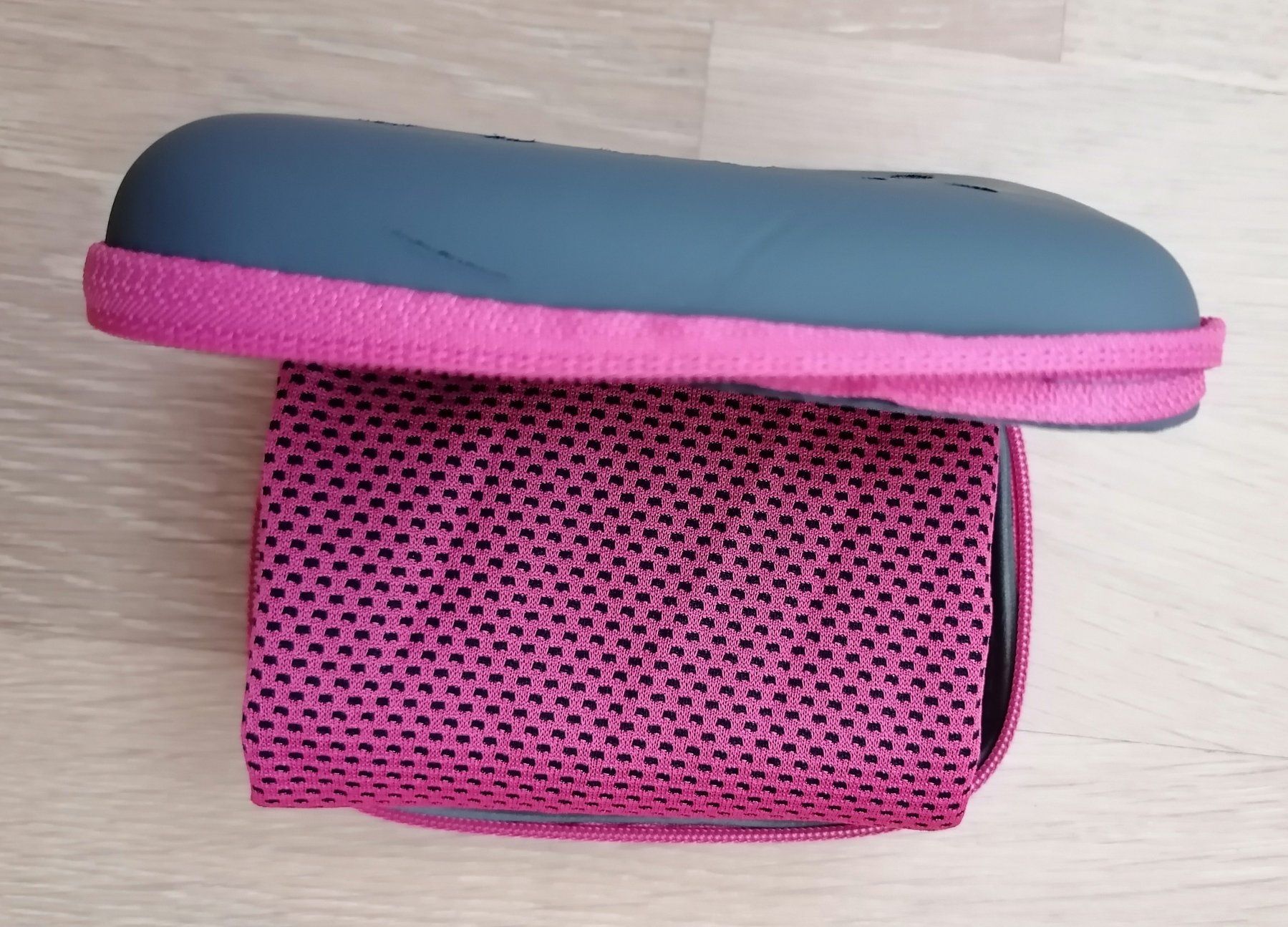 Badetücher: Microfaser Kühltuch, Sport-Tuch im Etui, Pink – Neu und originalverpackt aus Rümlang von TRICE67 3