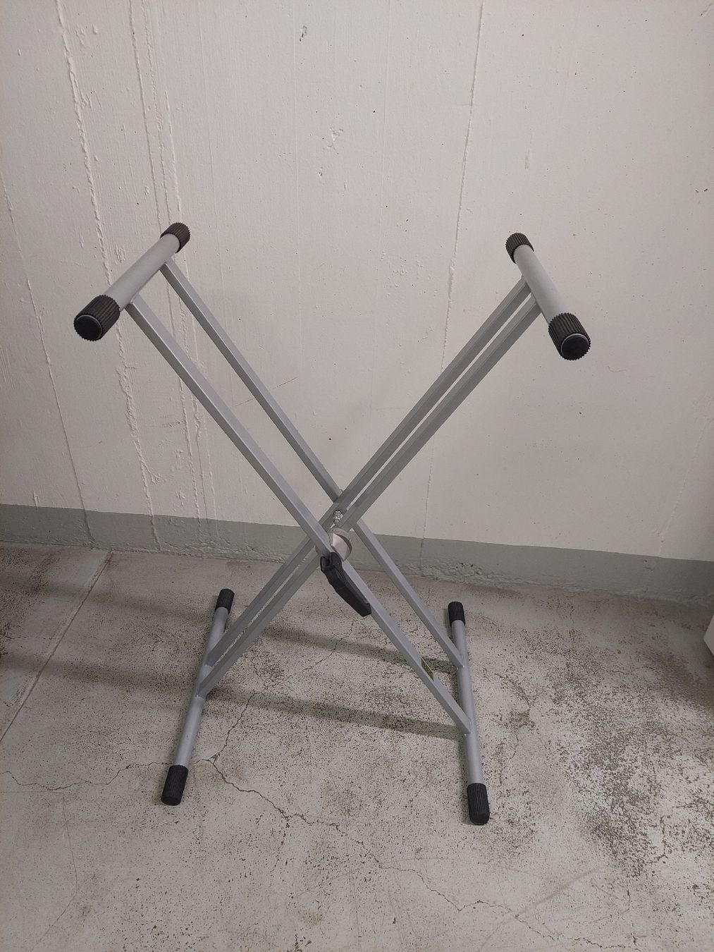 Strumenti musicali: Stabiler Keyboardständer X-Form – Usato da Emmenbrücke venduto da Acy1