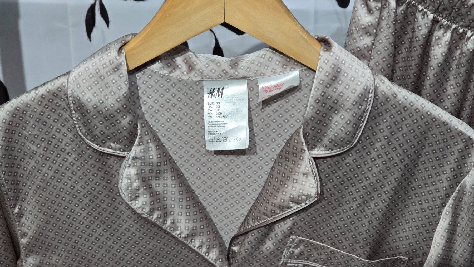 H&M Negligees & Pigiami: H&M Satin Pyjama Set - XS - Beige / Pattern – Usato da Thalwil venduto da VitaMini 3