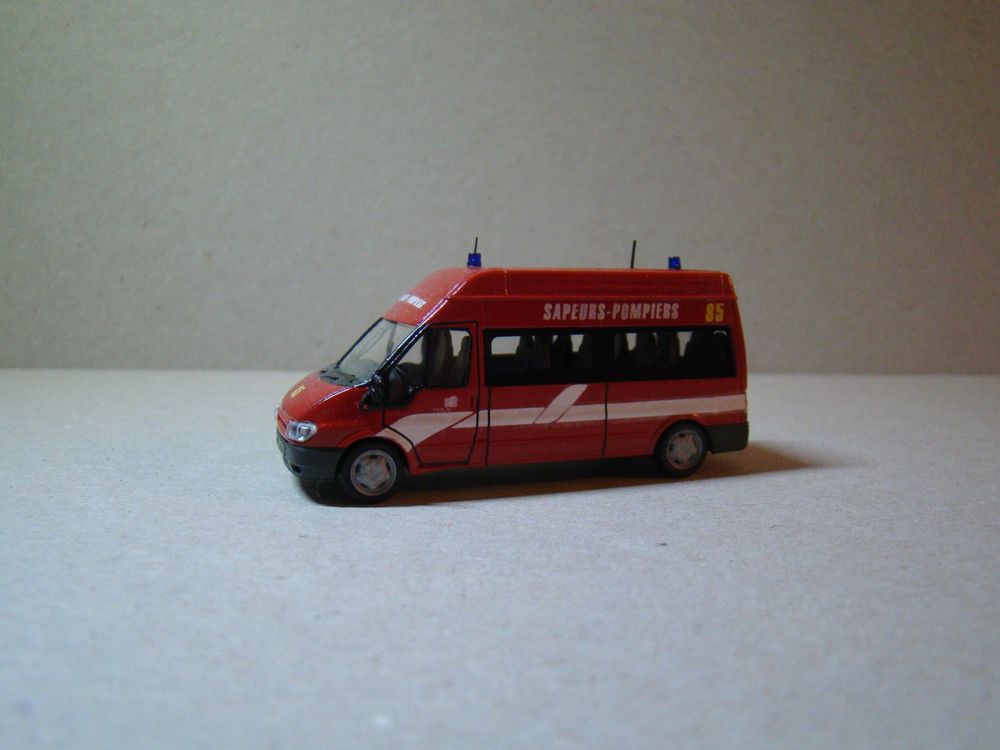 Minichamps 1:43 Ford Transit Fourgon surélevé de construction: 2000