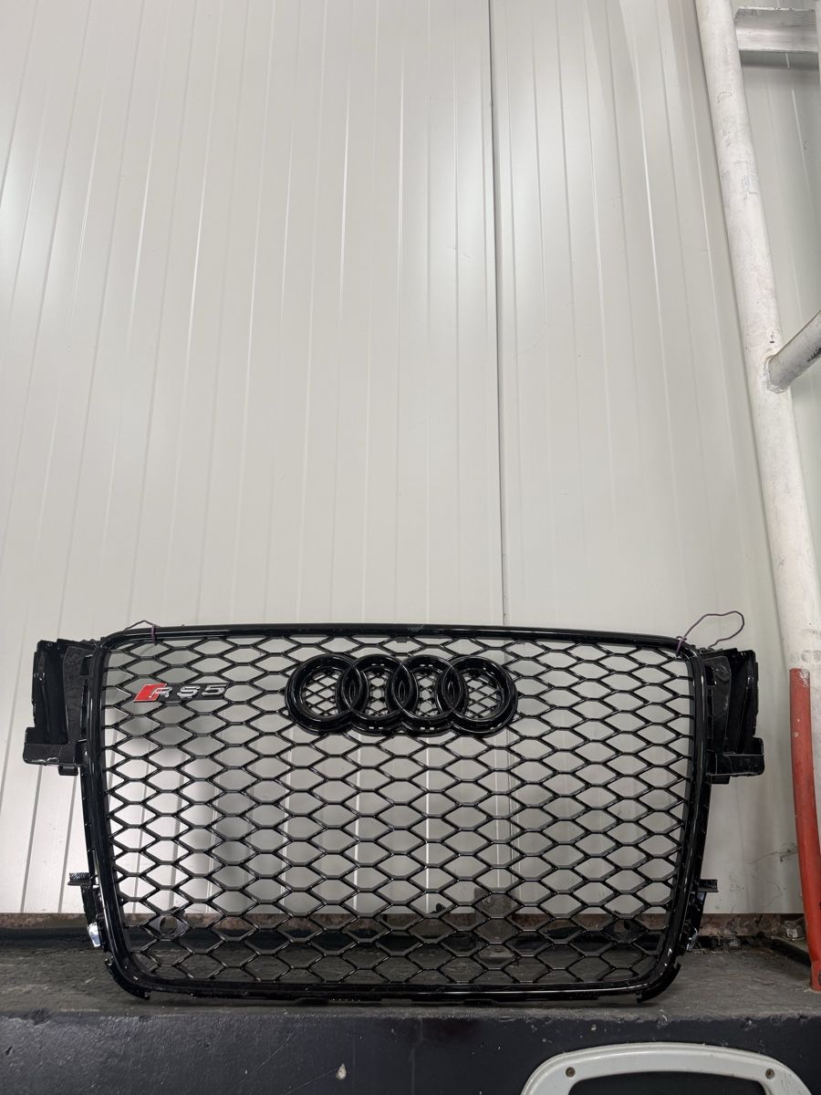 Toutes les pièces auto: Kühlergrill Audi RS5 – D'occasion à Breitenbach par Looneybs