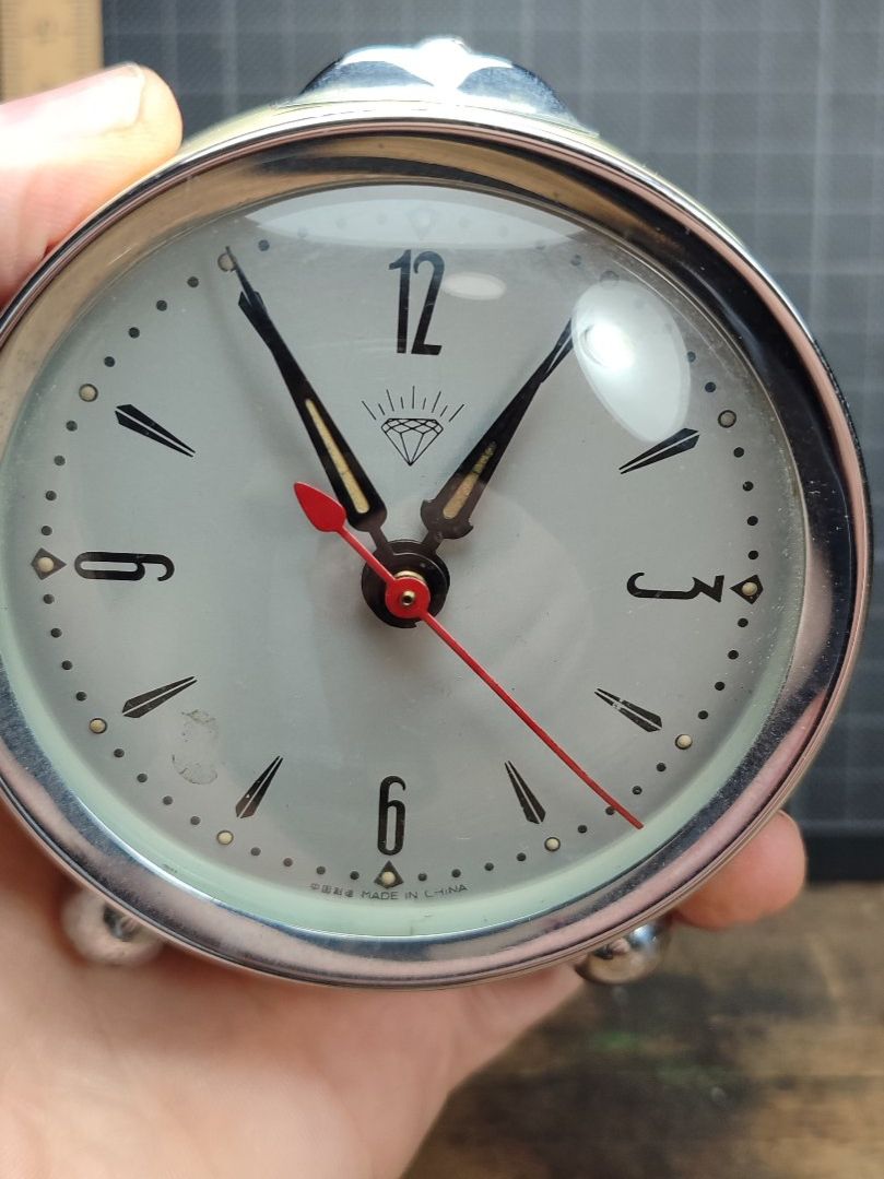 Sveglie: Wunderschöner alter Wecker Nr84 Made in China – Usato da Gelterkinden venduto da MYSTOREFORYOU4460