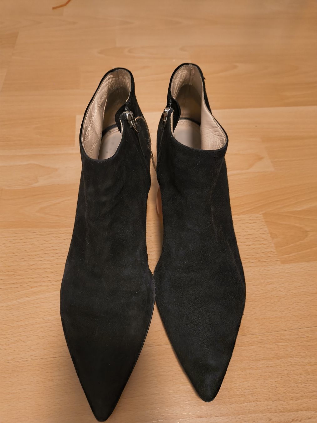 Prada Chaussures femmes: Prada Stiefeletten aus Wildleder – D'occasion à Zürich par laribuechel 1