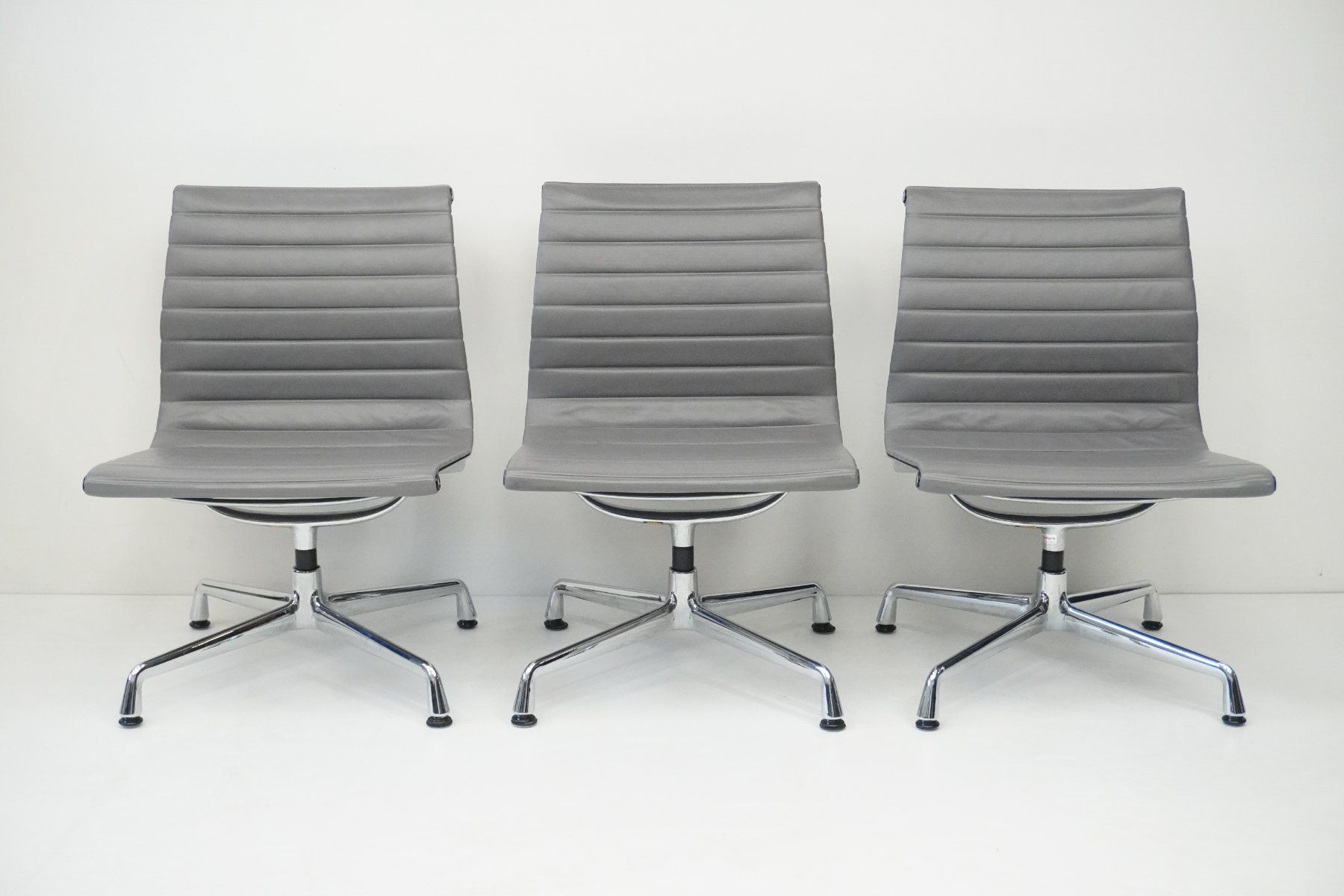 Vitra Sedie: Original Vitra Eames Alu Chair EA106 Leder Designklassiker – Usato da Bad Zurzach venduto da QLASSIQ