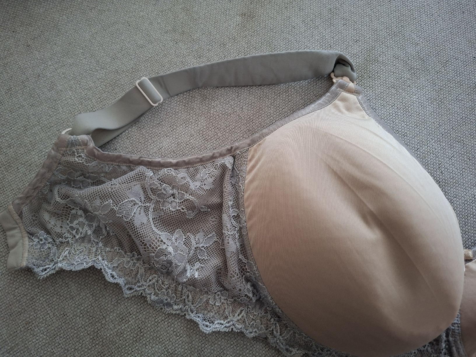 Autres dessous: Still BH Cup E Beige Grau Spitze – D'occasion à Triesenberg par Anastasia26 2