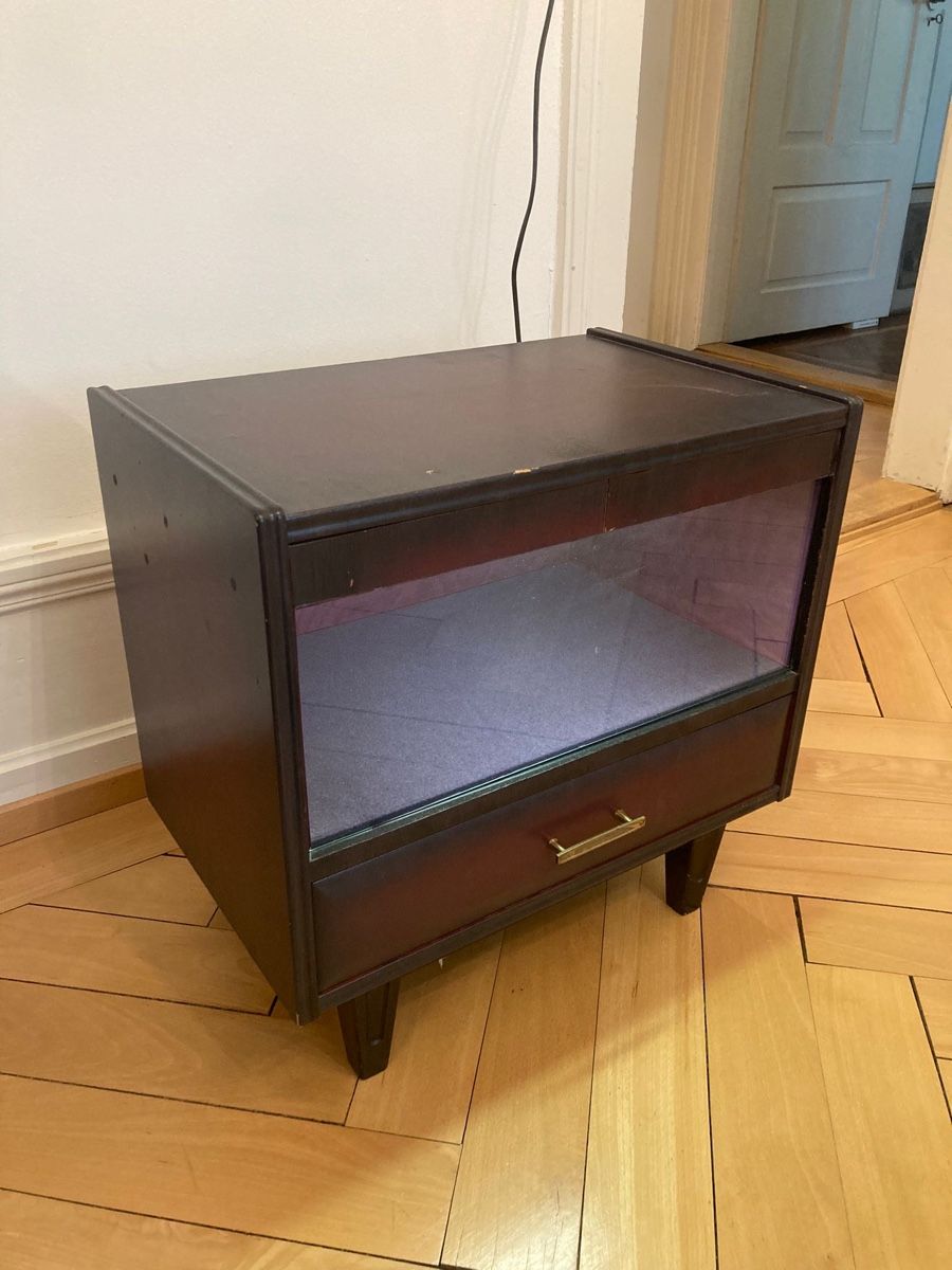Vitrinen: Nachttisch antik / Vitrine beleuchtet, Kunstobjekt – Gebraucht aus Zürich von Starstone 1