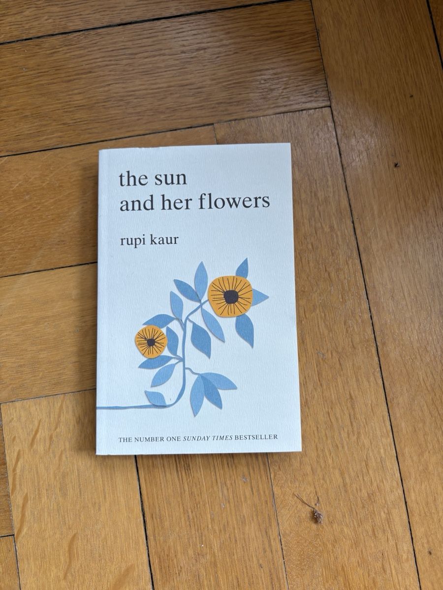 Libri: The Sun and Her Flowers by Rupi Kaur  – Usato da St. Gallen venduto da KatieEugster