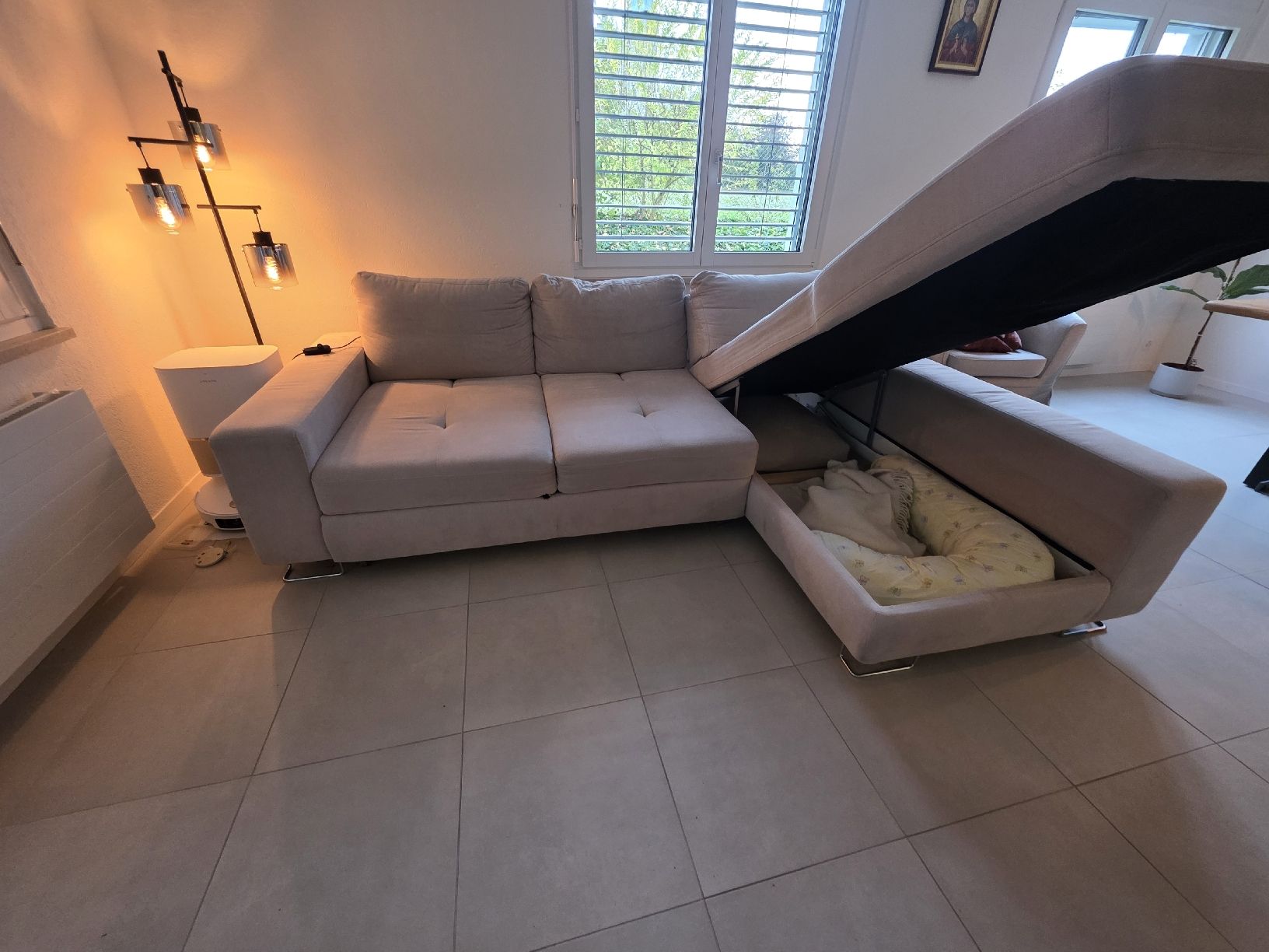 Conforama Divani: Ecksofa mit Schlaffunktion und Bettkasten hellbeige – Usato da Zürich venduto da Dargio01 2
