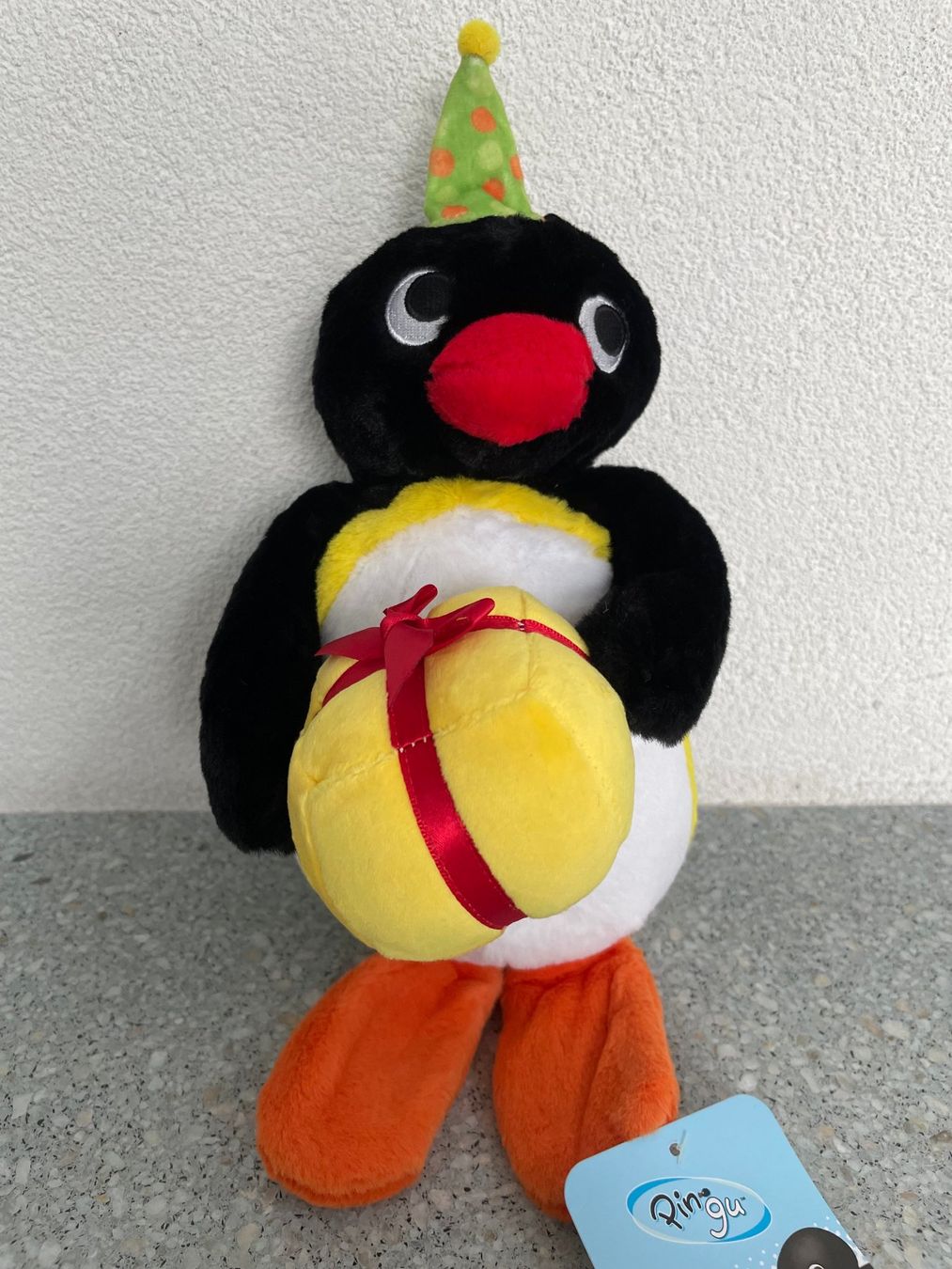 Statuette: PINGU mit Geschenkpäckli – Nuovo e nell'imballaggio originale da Schaffhausen venduto da krokodilgena 2