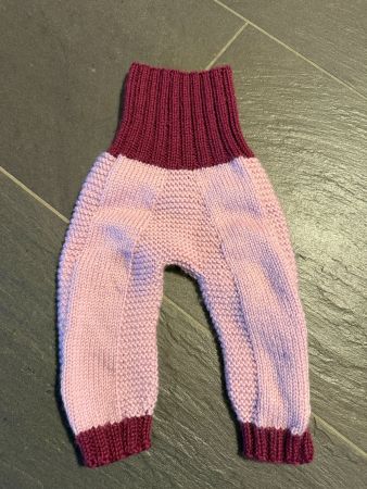 Handgestrickte Wollhose 62