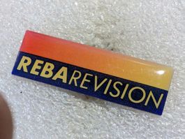 Ansteckpin 133: Reba Revision