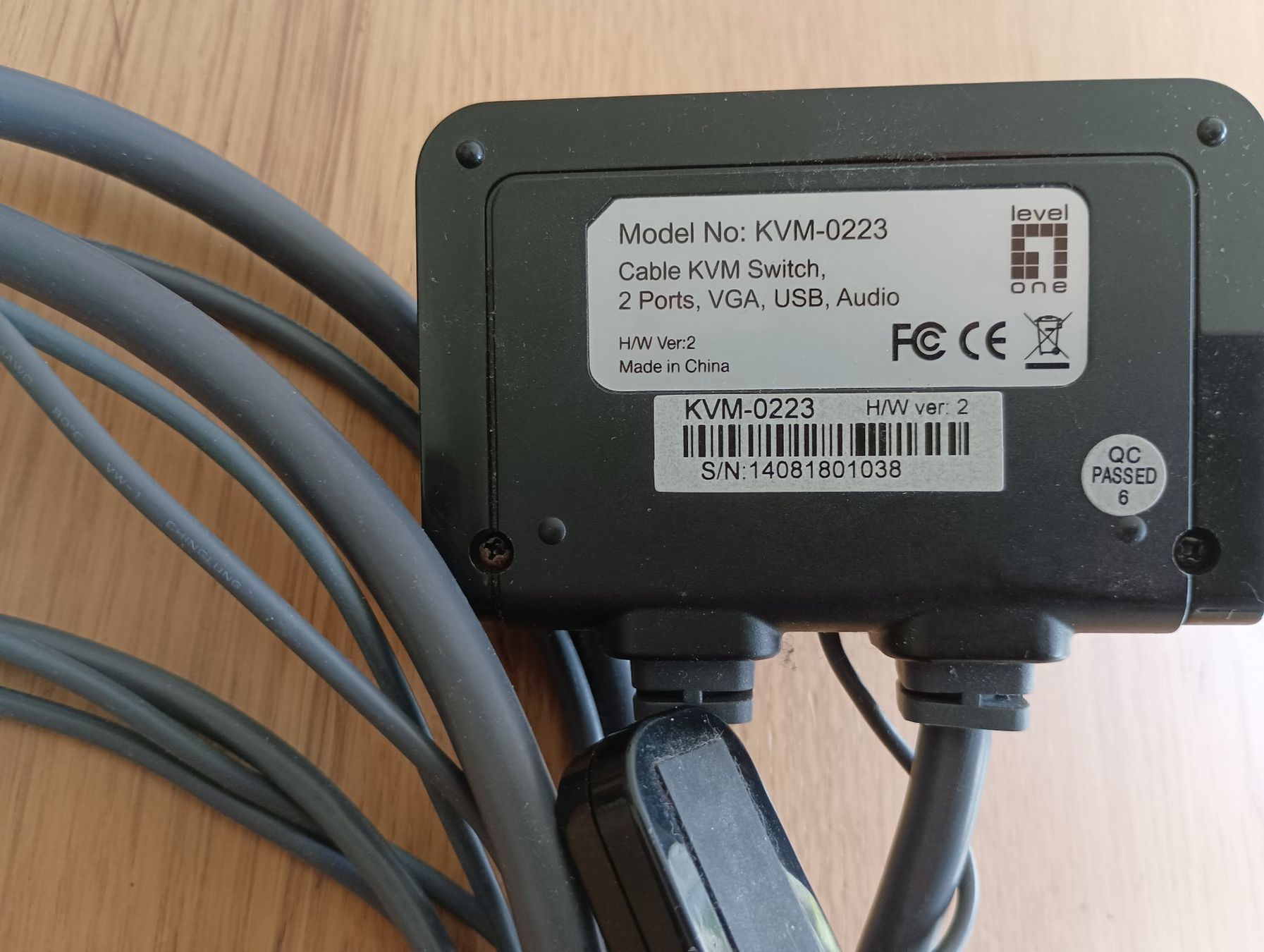 Laufwerke & Adapter: LevelOne KVM-0223, 2-Port KVM Switch, VGA, Audio, USB – Gebraucht aus Basel von Jbeu06 2