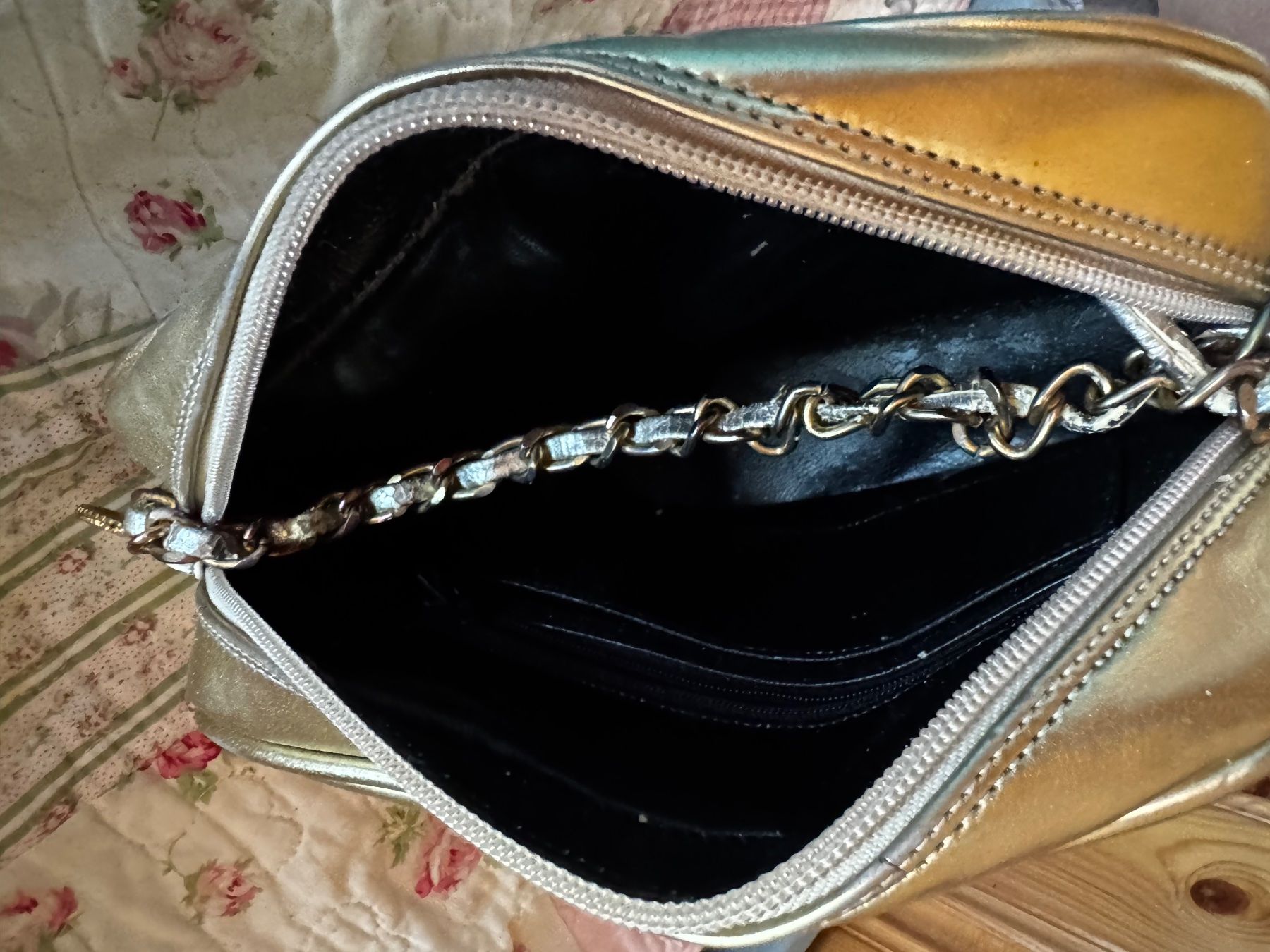 Borse da donna: Sac CC doré cuir matelassé vintage – Usato da Ovronnaz venduto da Etagne68 6