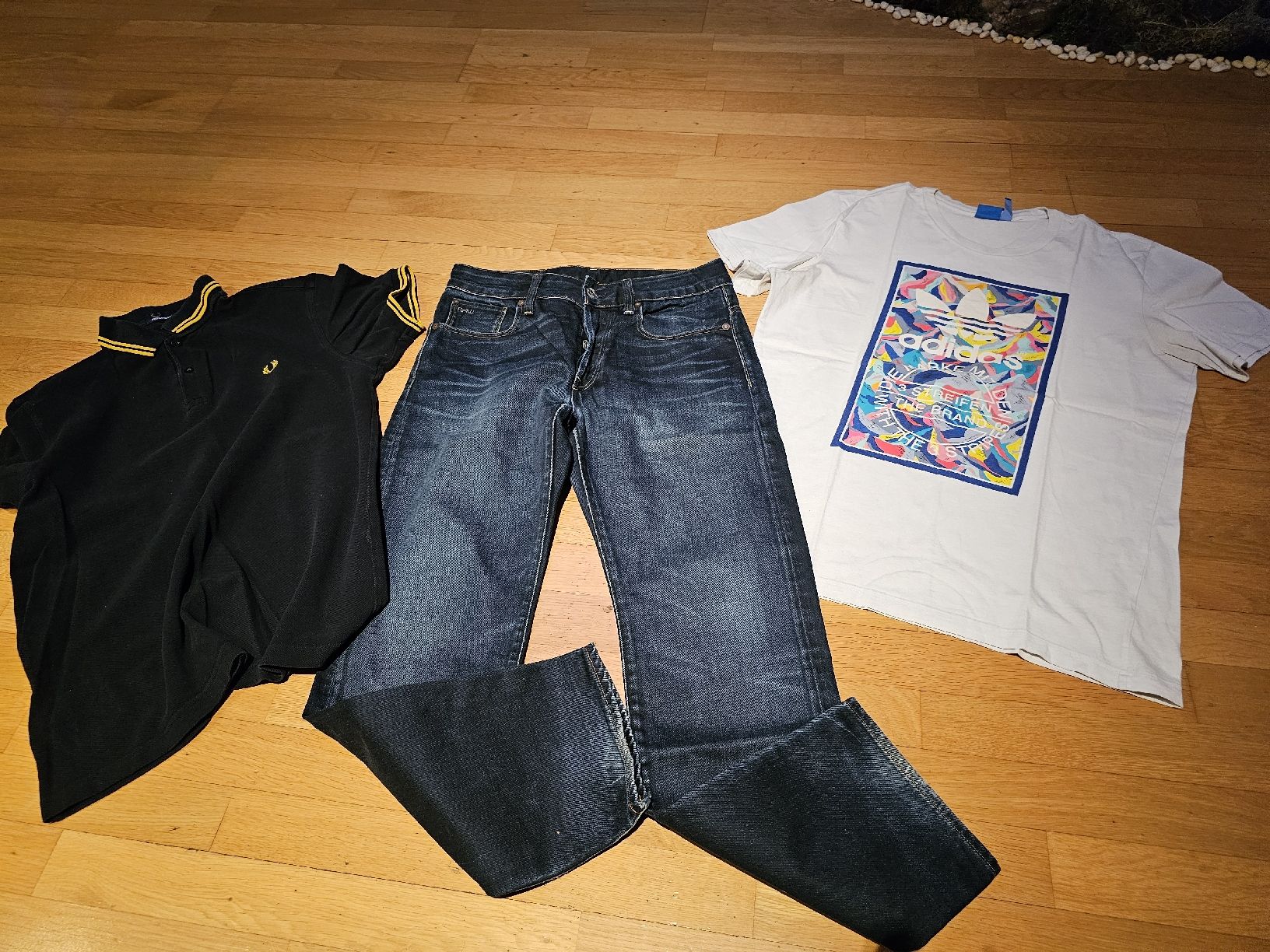 Lotti di vestiti: jeans Raw und 2 Shirts gr.M – Usato da Ferden venduto da jemyce