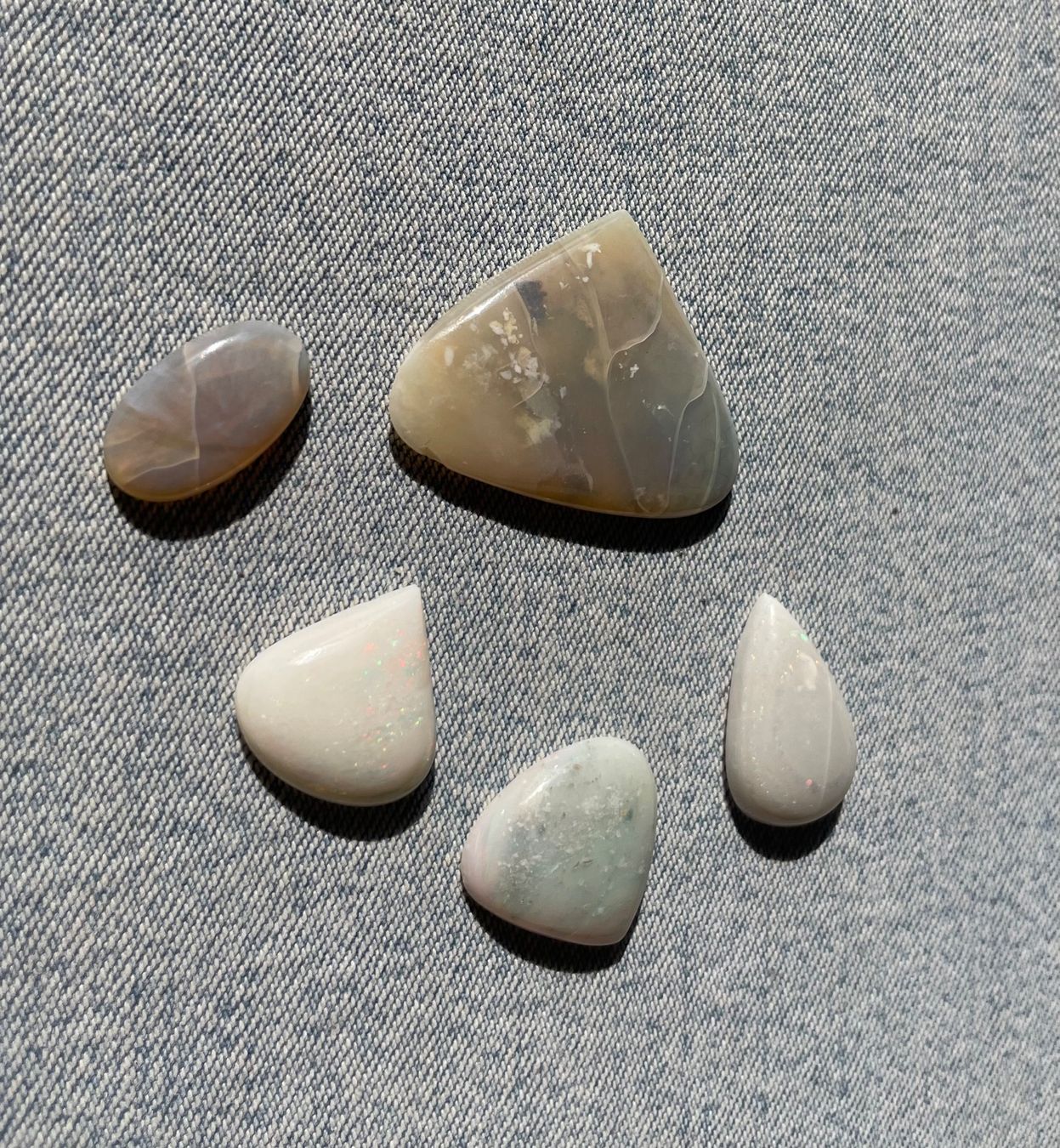Fossilien: 5 Stk  Cabochons Opal echt  neu gross    LOT  Sammlung – Neu und originalverpackt aus Leuggern von gemshow