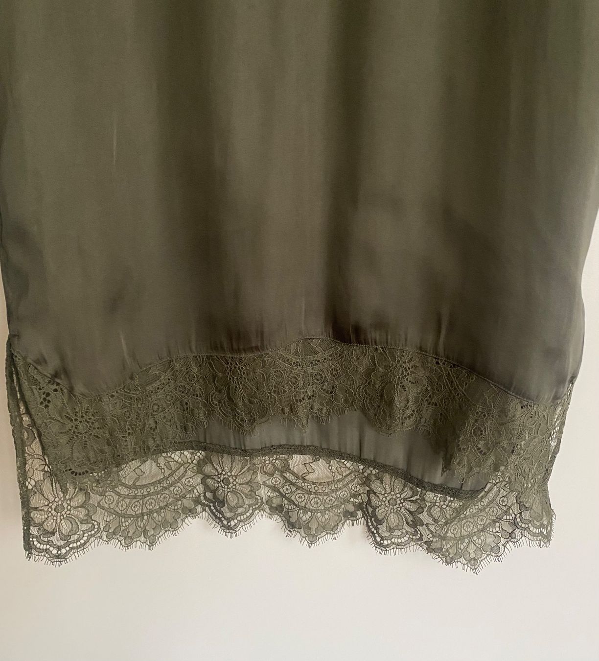 H&M Kleider: Satinkleid in Oliv mit Spitzen-Detail, Gr. 38 – Neu (gemäss Beschreibung) aus Zürich von Maria2021 1