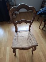 Niedriger Stuhl mit restauriertem Geflecht