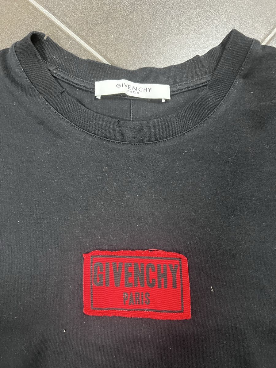 Givenchy T-Shirts: Schwarzes Givenchy T-Shirt mit rotem Logo – Neu (gemäss Beschreibung) aus Hägendorf von matty01 1